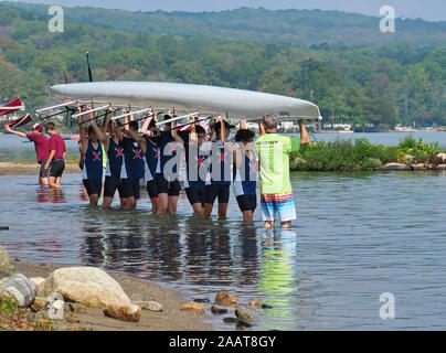 East Hampton, CT USA. Sep 2017. Racing Crew Teams, ein nasser Start, die rennschale in Wasser ohne einen verfügbaren Dock. Stockfoto