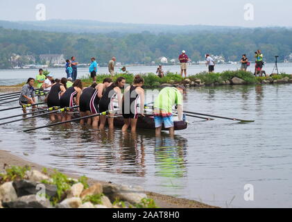 East Hampton, CT USA. Sep 2017. Racing Crew Teams, ein nasser Start, die rennschale in Wasser ohne einen verfügbaren Dock. Stockfoto