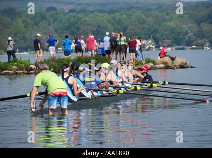 East Hampton, CT USA. Sep 2017. Racing Crew Teams, ein nasser Start, die rennschale in Wasser ohne einen verfügbaren Dock. Stockfoto