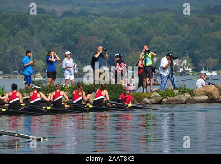 East Hampton, CT USA. Sep 2017. Racing Crew Teams, ein nasser Start, die rennschale in Wasser ohne einen verfügbaren Dock. Stockfoto