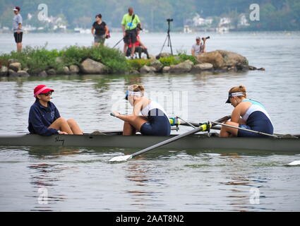 East Hampton, CT USA. Sep 2017. Rudern crew Kreuzfahrt auf die Regatta Start. Stockfoto