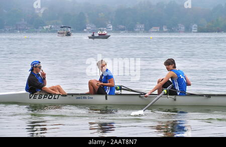 East Hampton, CT USA. Sep 2017. Rudern crew Kreuzfahrt auf die Regatta Start. Stockfoto