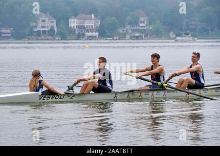 East Hampton, CT USA. Sep 2017. Rudern crew Kreuzfahrt auf die Regatta Start. Stockfoto