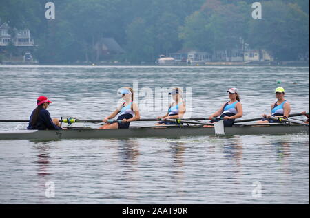 East Hampton, CT USA. Sep 2017. Rudern crew Kreuzfahrt auf die Regatta Start. Stockfoto