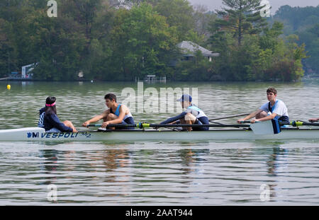 East Hampton, CT USA. Sep 2017. Rudern crew Kreuzfahrt auf die Regatta Start. Stockfoto