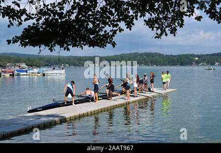 East Hampton, CT USA. Sep 2017. Mannschaft an den Docks Wiederherstellen nach einem harten Rennen. Stockfoto