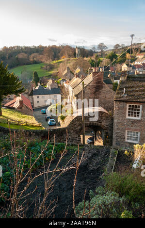 Häuser in Richmond, North Yorkshire und Culloden Turm im Hintergrund, gesehen von der Burg mit Herbstfarben Stockfoto