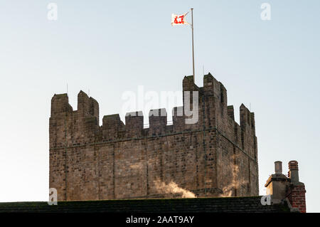 Dampf stieg von Dächern mit Richmond Castle im Hintergrund halten. Im goldenen Licht des frühen Morgens gebadet Stockfoto