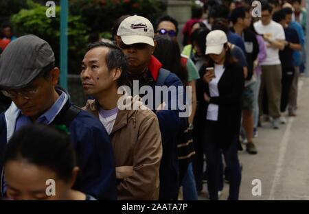 Hongkong, China. 24 Nov, 2019. Bürger Warteschlange außerhalb Wahllokal am Wahltag. Nov-24, 2019 Hong Kong. ZUMA/Liau Chung-ren Credit: Liau Chung-ren/ZUMA Draht/Alamy leben Nachrichten Stockfoto