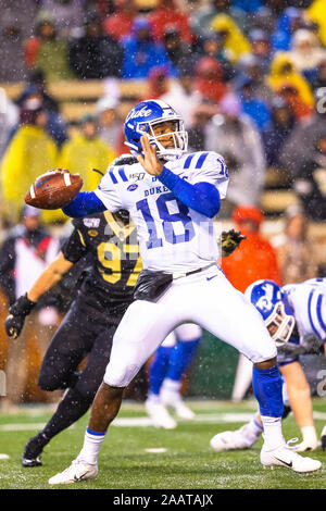 Winston-Salem, NC, USA. 23 Nov, 2019. Duke Blue Devils quarterback Quentin Harris (18) sieht im ersten Quartal des ACC matchup bei BB&T Feld in Winston-Salem, NC zu werfen. (Scott Kinser/Cal Sport Media). Credit: Csm/Alamy leben Nachrichten Stockfoto