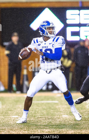 Winston-Salem, NC, USA. 23 Nov, 2019. Duke Blue Devils quarterback Quentin Harris (18) Tropfen zurück in die ACC matchup bei BB&T Feld in Winston-Salem, NC zu werfen. (Scott Kinser/Cal Sport Media). Credit: Csm/Alamy leben Nachrichten Stockfoto