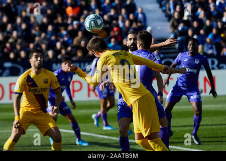 Leganes, Spanien. 23 Nov, 2019. Gerard Pique FC Barcelona in Aktion während der Liga Match zwischen CD Leganes und FC Barcelona im Butarque Stadion in Leganes gesehen. (Endstand; CD Leganes 1:2 FC Barcelona) Credit: SOPA Images Limited/Alamy leben Nachrichten Stockfoto