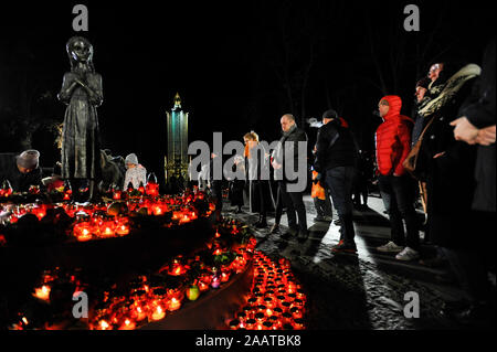 Menschen, eine Hommage an die Opfer der großen Hungersnot 1932-1933 an einem Denkmal für die Opfer der großen Hungersnot. Die Ukraine markiert den 86. Jahrestag des Beginns der Holodomor Hungersnot der sowjetischen Ära, die Millionen von dann Führer Joseph Stalin bestellt getötet. Stockfoto