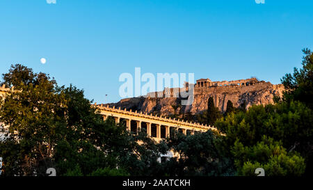 Die Stoa des Attalos in der Agora von Athen, die Akropolis und den Parthenon im Hintergrund Stockfoto