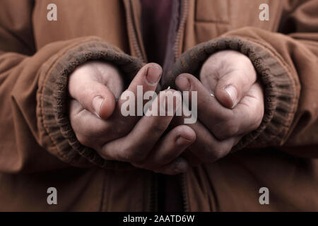 Bettler Konzept. armer Mann bittet um cash Hilfe. Silber Münzen, die in den Palmen closeup Stockfoto