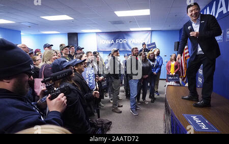 Sioux City, Iowa, USA. 23 Nov, 2019. Unternehmer und 2020 Demokratische Präsidentschaftskandidat hoffnungsvoll ANDREW YANG Risse, als er spricht mit Anhänger bei der Eröffnung seiner Kampagne Büro in Sioux City, Iowa Samstag, November 23, 2019, als er Kampagnen im Westen von Iowa. Quelle: Jerry Mennenga/ZUMA Draht/Alamy leben Nachrichten Stockfoto