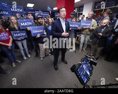 Sioux City, Iowa, USA. 23 Nov, 2019. Unternehmer und 2020 Demokratische Präsidentschaftskandidat hoffnungsvoll ANDREW YANG hat ein Live Interview mit CNN an seinem Campaign Office in Sioux City, Iowa Samstag, November 23, 2019, als er Kampagnen im Westen von Iowa. Quelle: Jerry Mennenga/ZUMA Draht/Alamy leben Nachrichten Stockfoto