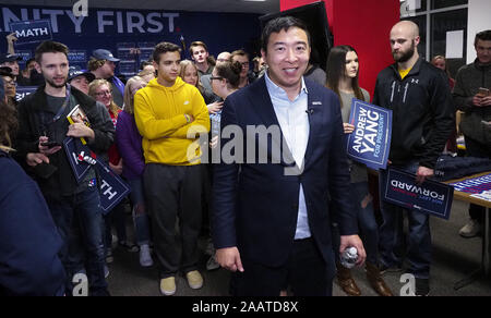 Sioux City, Iowa, USA. 23 Nov, 2019. Unternehmer und 2020 Demokratische Präsidentschaftskandidat hoffnungsvoll ANDREW YANG wartet auf den Start einer live CNN Interview in seiner Kampagne Büro in Sioux City, Iowa Samstag, November 23, 2019, als er Kampagnen im Westen von Iowa. Quelle: Jerry Mennenga/ZUMA Draht/Alamy leben Nachrichten Stockfoto