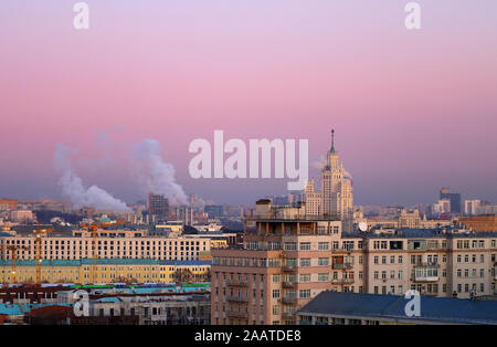 Foto schön bei sonnenuntergang Wolkenkratzer und sowjetischen Häuser im Zentrum von Moskau an der Waterfront Stockfoto