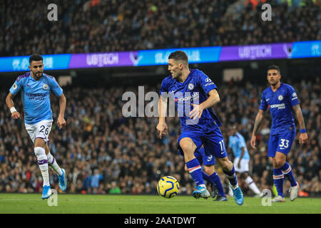 23. November 2019, das Etihad Stadium, Manchester, England; Premier League, Manchester City v Chelsea: Pedro (11) von Chelsea löscht den ball Quelle: Mark Cosgrove/News Bilder Stockfoto