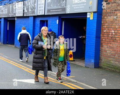 23. November 2019, Goodison Park, Liverpool, England; Premier League, Everton v Norwich City: Norwich City Fans anreisen, für das Spiel der Credit: Conor Molloy/News Bilder Stockfoto