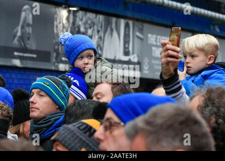 23. November 2019, Goodison Park, Liverpool, England; Premier League, Everton v Norwich City: Junge Everton Fans erwarten die Ankunft des Teams außerhalb Goodison Park Credit: Conor Molloy/News Bilder Stockfoto