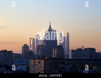 Foto schön bei sonnenuntergang Wolkenkratzer und sowjetischen Häuser im Zentrum von Moskau an der Waterfront Stockfoto