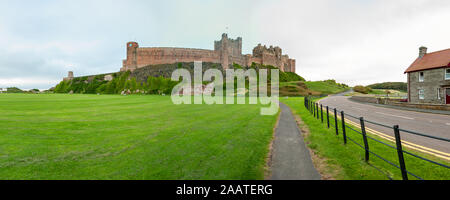 Panoramablick von Bamburgh Castle von Village Green und Cricket Ground gesehen Stockfoto