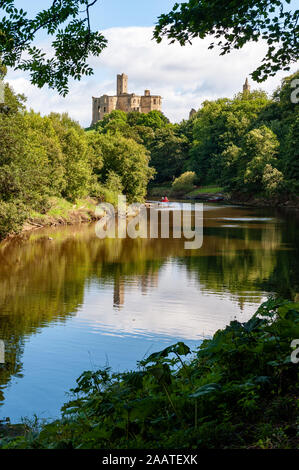 Warkworth Castle, spiegelt sich in den Fluß Coquet, Morpeth, Northumberland, Großbritannien Stockfoto