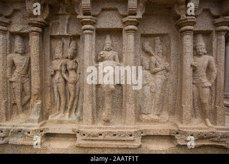 Schöne Skulpturen auf den Wänden der Pancha Rathas Tempel in Mahabalipuram (Indien). Dies ist eine monolithische Struktur aus Stein. Stockfoto