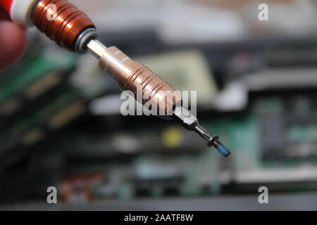 Computer Reparatur Konzept Nahaufnahme. Computer Service. Mann Reparatur Notebook auf dem Tisch Stockfoto