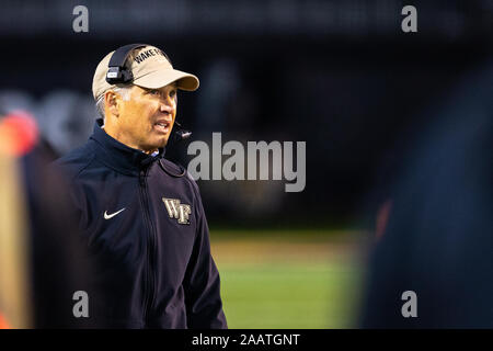 Winston-Salem, NC, USA. 23 Nov, 2019. Wake Forest Dämon-Diakone Haupttrainer Dave Clawson im vierten Quartal des ACC matchup bei BB&T Feld in Winston-Salem, NC. (Scott Kinser/Cal Sport Media). Credit: Csm/Alamy leben Nachrichten Stockfoto