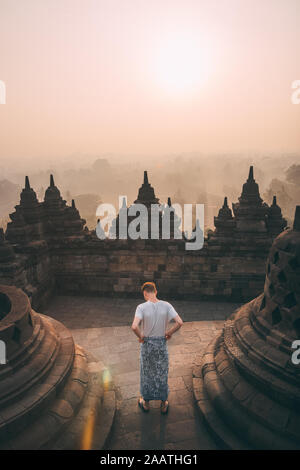 Sonnenaufgang über dem Borobudur Tempel auf Java, Indonesien Stockfoto