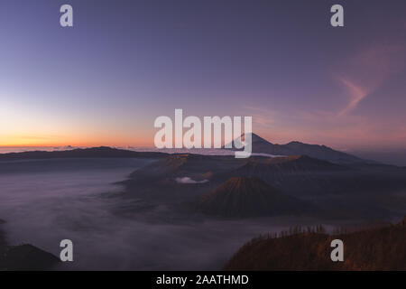 Sunrise Lava über Bromo Vulkan in Ostjava, Indonesien Stockfoto