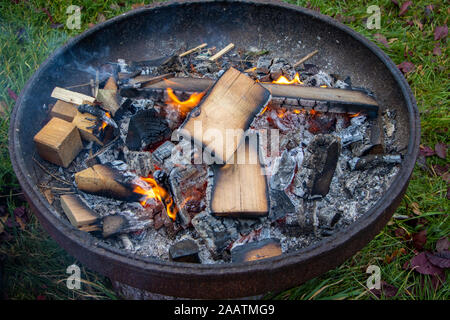 Ein kleines Feuer brennt in einer Feuerschale. Stockfoto