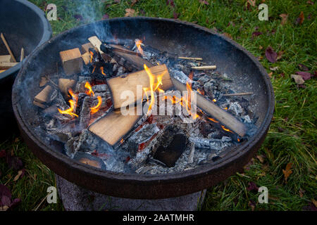 Ein kleines Feuer brennt in einer Feuerschale. Stockfoto