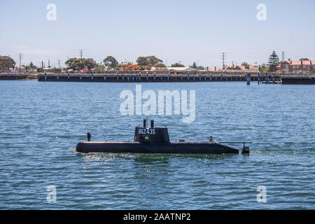 Adelaide, Australien. 24. November 2019. Ein BEMANNTES U-Boot navigiert in Port Adelaide an einem heißen sonnigen Tag Credit: Amer ghazzal/Alamy leben Nachrichten Stockfoto