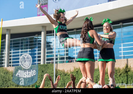 Houston, TX, USA. 23 Nov, 2019. North Texas Mean Green Cheerleaders im 1. Quartal eine NCAA Football Spiel zwischen der North Texas Mean Green und der Reis Eulen am Rice Stadium in Houston, TX. Reis gewann das Spiel 20 zu 14. Trask Smith/CSM/Alamy leben Nachrichten Stockfoto