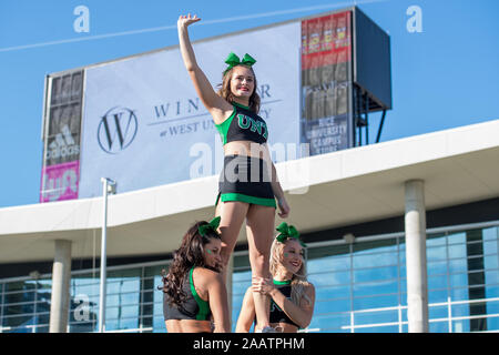 Houston, TX, USA. 23 Nov, 2019. North Texas Mean Green Cheerleaders im 1. Quartal eine NCAA Football Spiel zwischen der North Texas Mean Green und der Reis Eulen am Rice Stadium in Houston, TX. Reis gewann das Spiel 20 zu 14. Trask Smith/CSM/Alamy leben Nachrichten Stockfoto