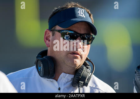 Houston, TX, USA. 23 Nov, 2019. Reis Owls Head Coach Mike Bloomgren im zweiten Quartal eine NCAA Football Spiel zwischen der North Texas Mean Green und der Reis Eulen am Rice Stadium in Houston, TX. Reis gewann das Spiel 20 zu 14. Trask Smith/CSM/Alamy leben Nachrichten Stockfoto