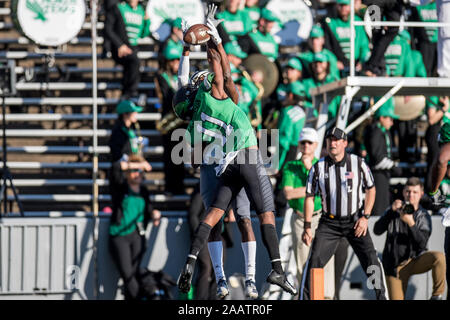 Houston, TX, USA. 23 Nov, 2019. North Texas Mittelgrün Defensive zurück Cam Johnson (11) Bricht ein Pass in die Endzone für Reis Eulen wide receiver August Pitre III (88) im zweiten Quartal eine NCAA Football Spiel zwischen der North Texas Mean Green und der Reis Eulen am Rice Stadium in Houston, TX. Reis gewann das Spiel 20 zu 14. Trask Smith/CSM/Alamy leben Nachrichten Stockfoto