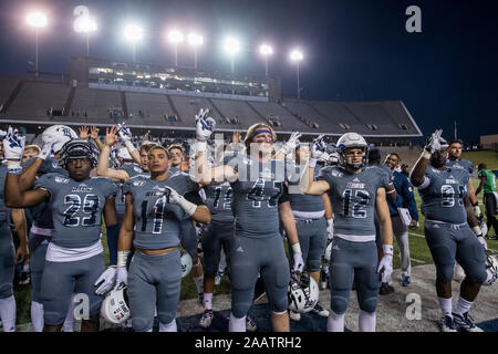 Houston, TX, USA. 23 Nov, 2019. Den Reis Eulen einen Sieg feiern, nachdem ein NCAA Football Spiel zwischen der North Texas Mean Green und der Reis Eulen am Rice Stadium in Houston, TX. Reis gewann das Spiel 20 zu 14. Trask Smith/CSM/Alamy leben Nachrichten Stockfoto