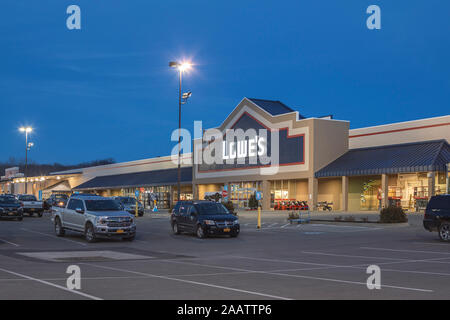 UTICA, NY, USA - 23.November 2019: Nacht von Sicht von Lowe's Companies, Inc. Lowe's ist eine US-amerikanische Handelsunternehmen in home improvement spezialisiert hat. Stockfoto