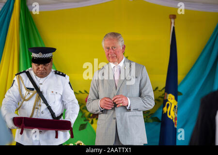 Der Prinz von Wales verpflichtet sich saarlaendische Ministerpraesident in Government House in Honiara, am zweiten Tag der königlichen Besuch auf den Salomonen. PA-Foto. Bild Datum: Sonntag, November 24, 2019. Siehe PA Geschichte royals Charles. Photo Credit: Victoria Jones/PA-Kabel Stockfoto