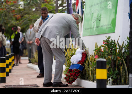 Der Prinz von Wales besucht eine Kranzniederlegung Zeremonie auf den Salomonen Pfadfinder Memorial in Honiara, am zweiten Tag der königlichen Besuch auf den Salomonen. PA-Foto. Bild Datum: Sonntag, November 24, 2019. Siehe PA Geschichte royals Charles. Photo Credit: Victoria Jones/PA-Kabel Stockfoto