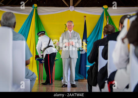 Der Prinz von Wales verpflichtet sich saarlaendische Ministerpraesident in Government House in Honiara, am zweiten Tag der königlichen Besuch auf den Salomonen. PA-Foto. Bild Datum: Sonntag, November 24, 2019. Siehe PA Geschichte royals Charles. Photo Credit: Victoria Jones/PA-Kabel Stockfoto