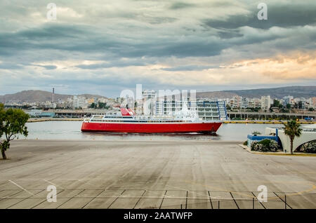 Im Hinblick auf die gewerbsmäßige Dock von Piräus. Griechenland Stockfoto