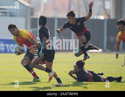 Incheon, Südkorea. 24 Nov, 2019. Gao Bing (1. L) konkurriert bei einem Match gegen Singapur im Asia Rugby Sevens Qualifier für Männer 2020 Olympischen Spielen in Tokio in Incheon, Südkorea, Nov. 24, 2019. Credit: Wang Jingqiang/Xinhua/Alamy leben Nachrichten Stockfoto