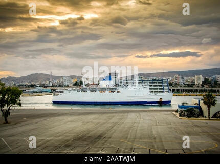 Im Hinblick auf die gewerbsmäßige Dock von Piräus. Griechenland Stockfoto