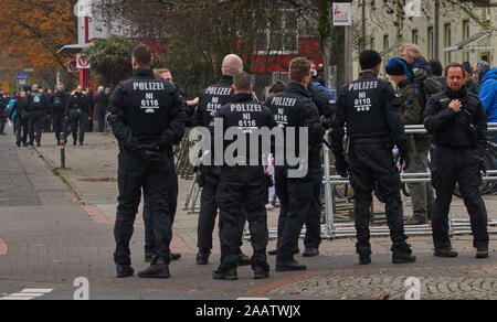 Hannover, den 23. November, 2019: Gruppe von jungen Polizisten warten am Rande der Demonstration für die Bereitstellung Stockfoto